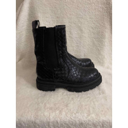Boots noires tressées
